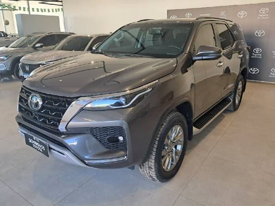 TOYOTA HILUX SW4 2.8 D-4D TURBO DIESEL SRX 7L 4X4 AUTOMÁTICO